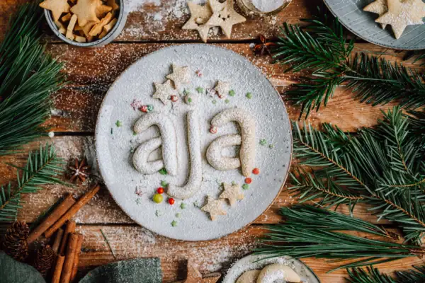 Bord met koekjes en suiker erop