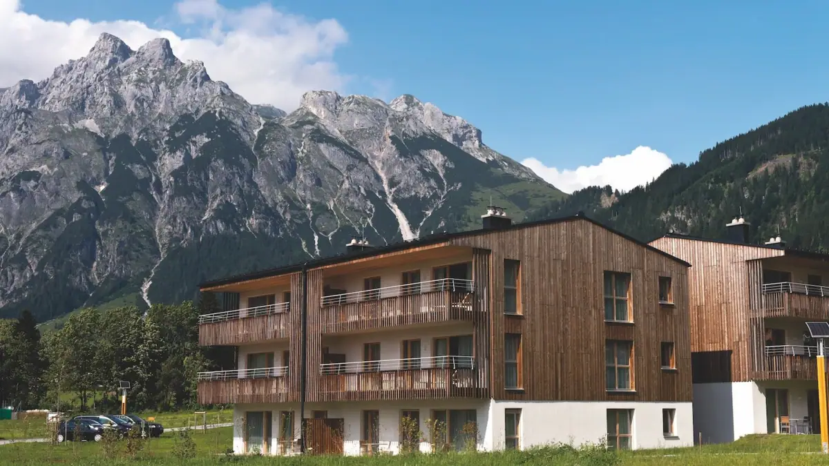 Vakantiewoningen Werfenweng Een gebouw met een berg op de achtergrond.