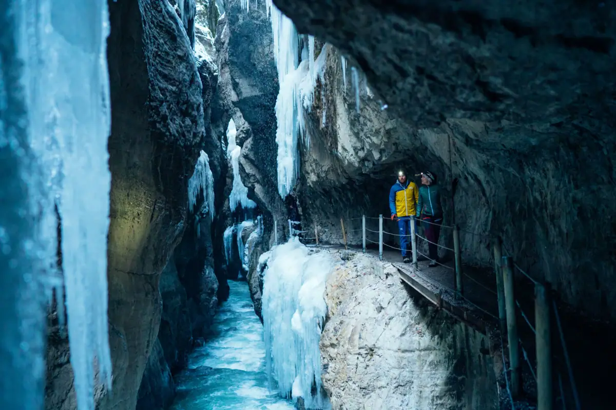 Partnach Klamm Mensen op een brug in de Partnachkloof.