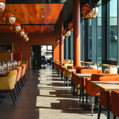 Catering bij aja Grömitz Een kamer met tafels en stoelen.