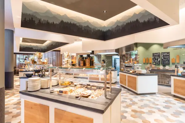 Buffett-Restaurant Buffet mit verschiedenen Speisen in einem Restaurant.