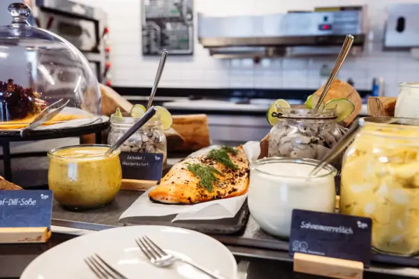 Buffet Een bord met eten op een tafel.