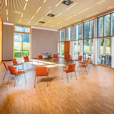 Vergaderruimte Een kamer met stoelen en tafels.