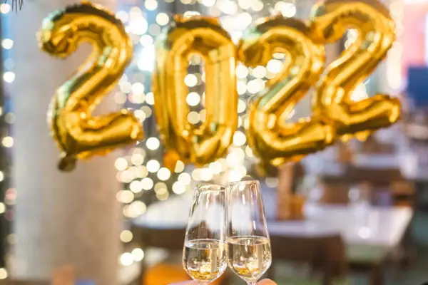 Twee mensen klinken glazen champagne.