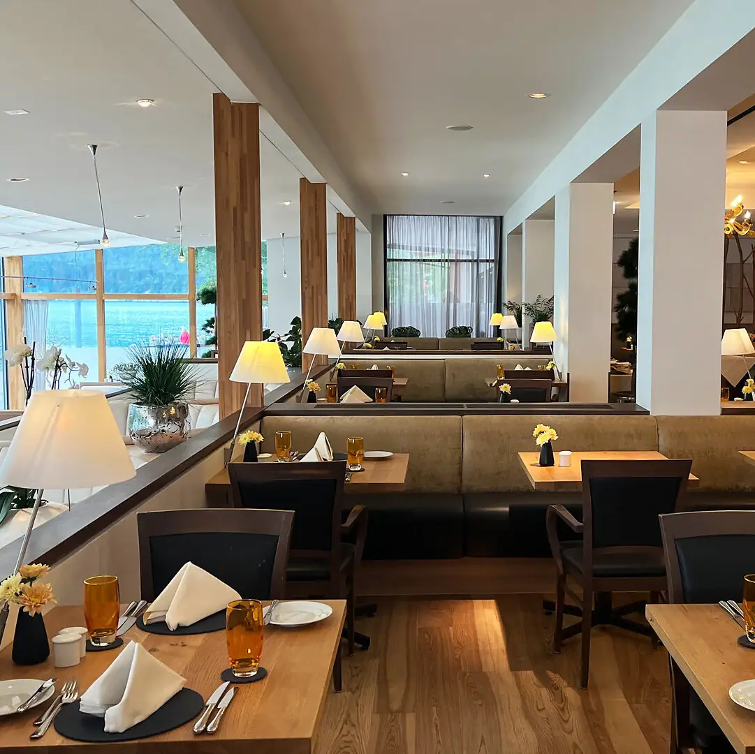 Een restaurant met tafels en stoelen.