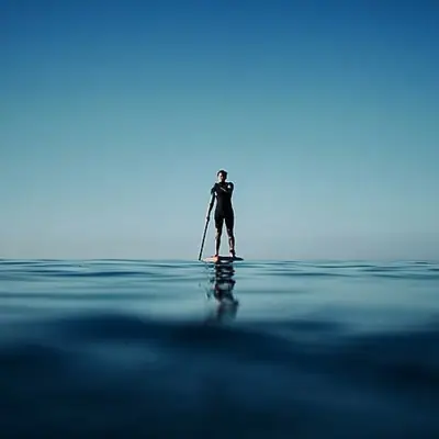 Een persoon op een stand-up paddle board in de oceaan.