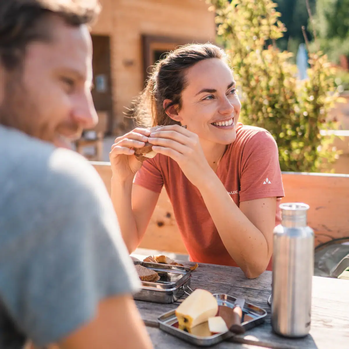 Gastronomie Eibsee Een man en een vrouw zitten aan tafel en eten.