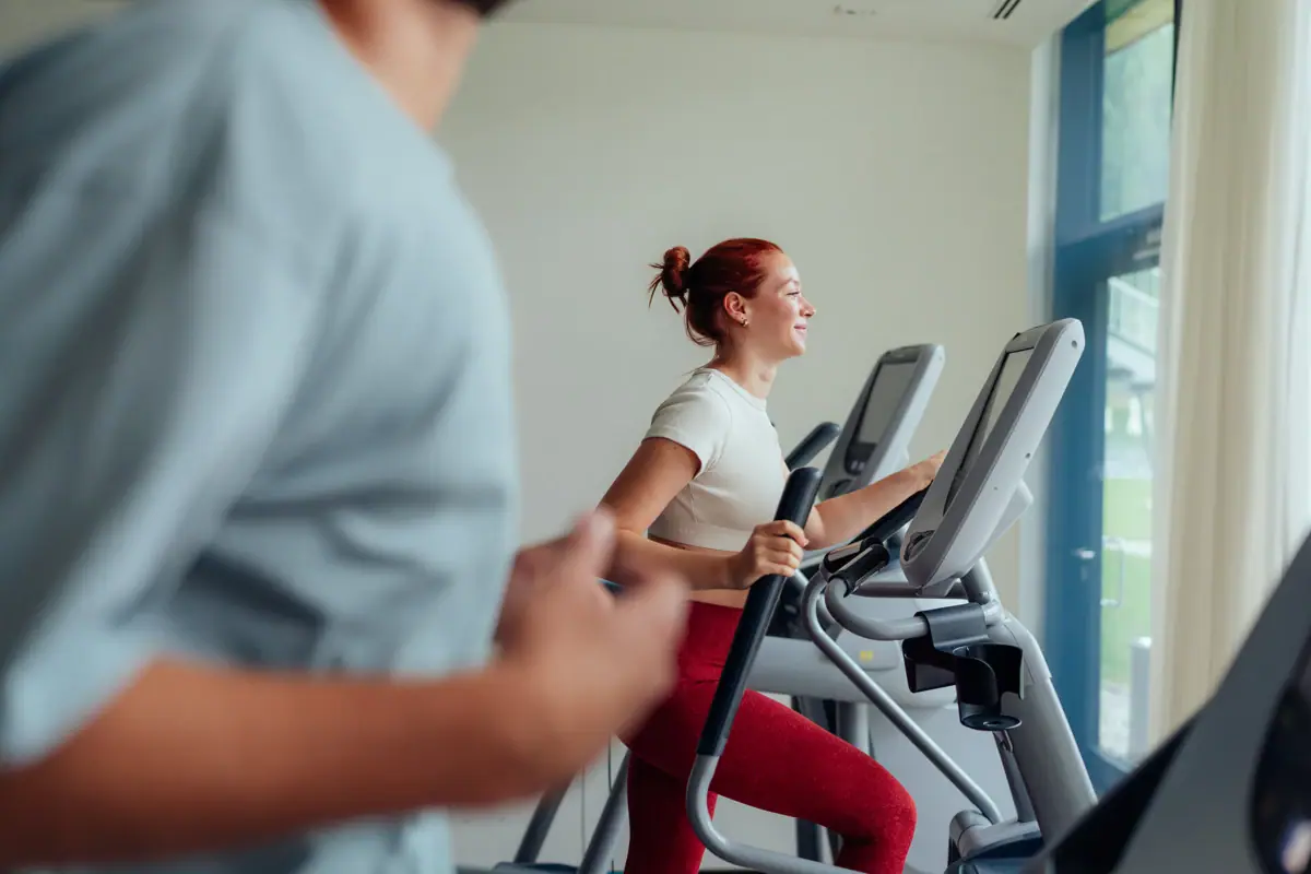 Cardiotraining Een vrouw die op een loopband aan het trainen is