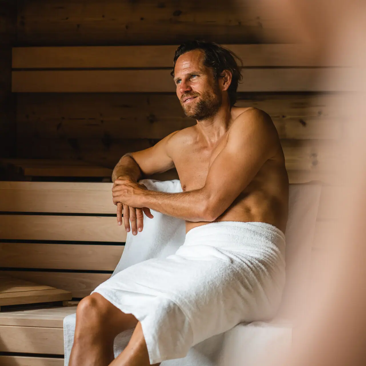 Sauna aja Garmisch Een man zit met een handdoek in de sauna bij aja Garmisch-Partenkirchen.
