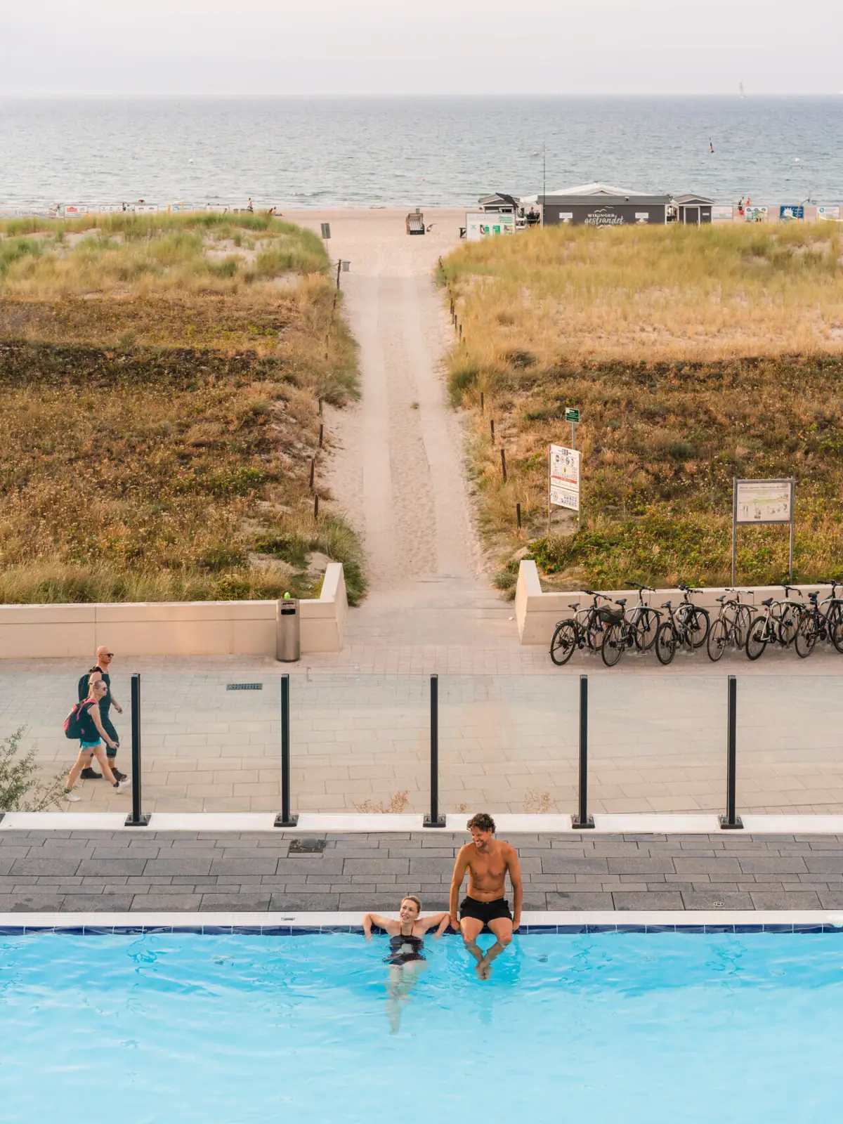 Een groep mensen in een zwembad.