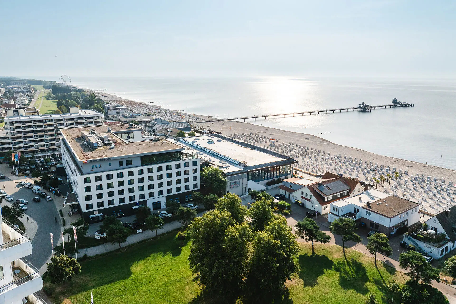 aja Grömitz Een gebouw naast een waterlichaam.