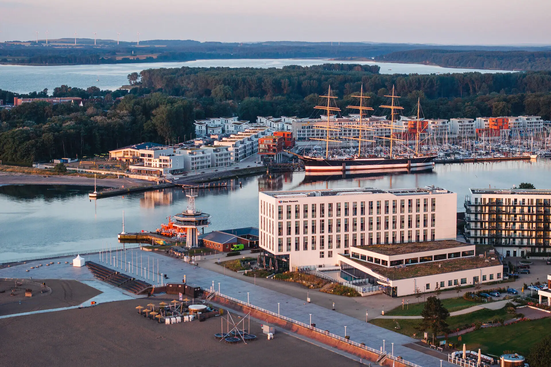 Stadsgezicht met boten op het water en gebouwen op de achtergrond.