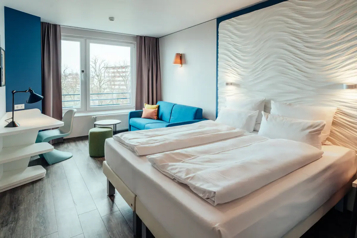 Een kamer met een bed en een bank.