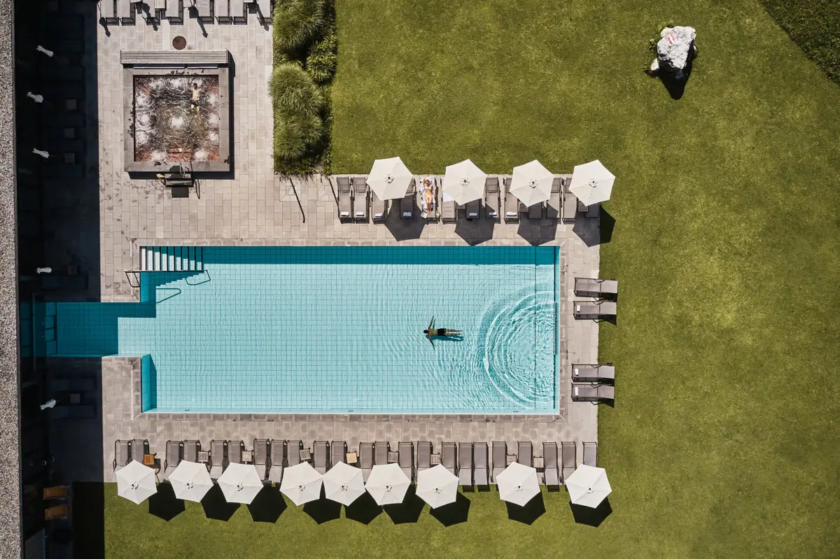 Zwembad met parasols en ligweide.