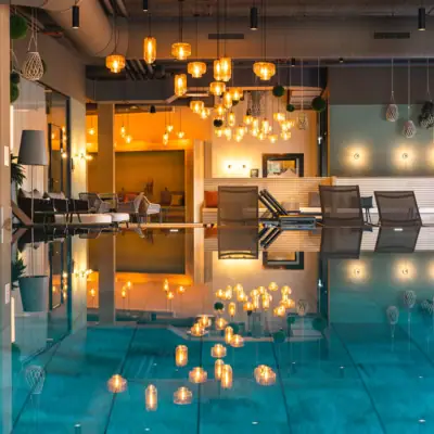 Overdekt zwembad Een zwembad met drijvende kaarsen.