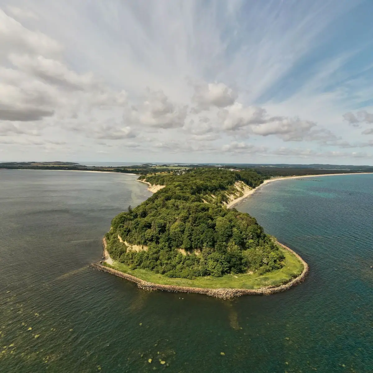 Een eiland omringd door water.