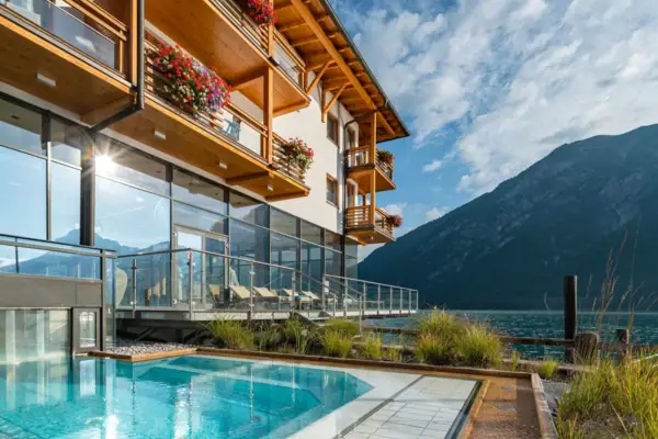 Whirlpool Een zwembad naast een gebouw onder een heldere hemel.