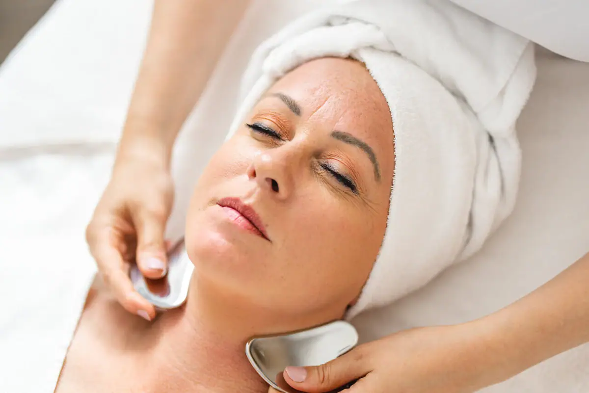 aja SPA-toepassing Een vrouw krijgt een gezichtsmassage.