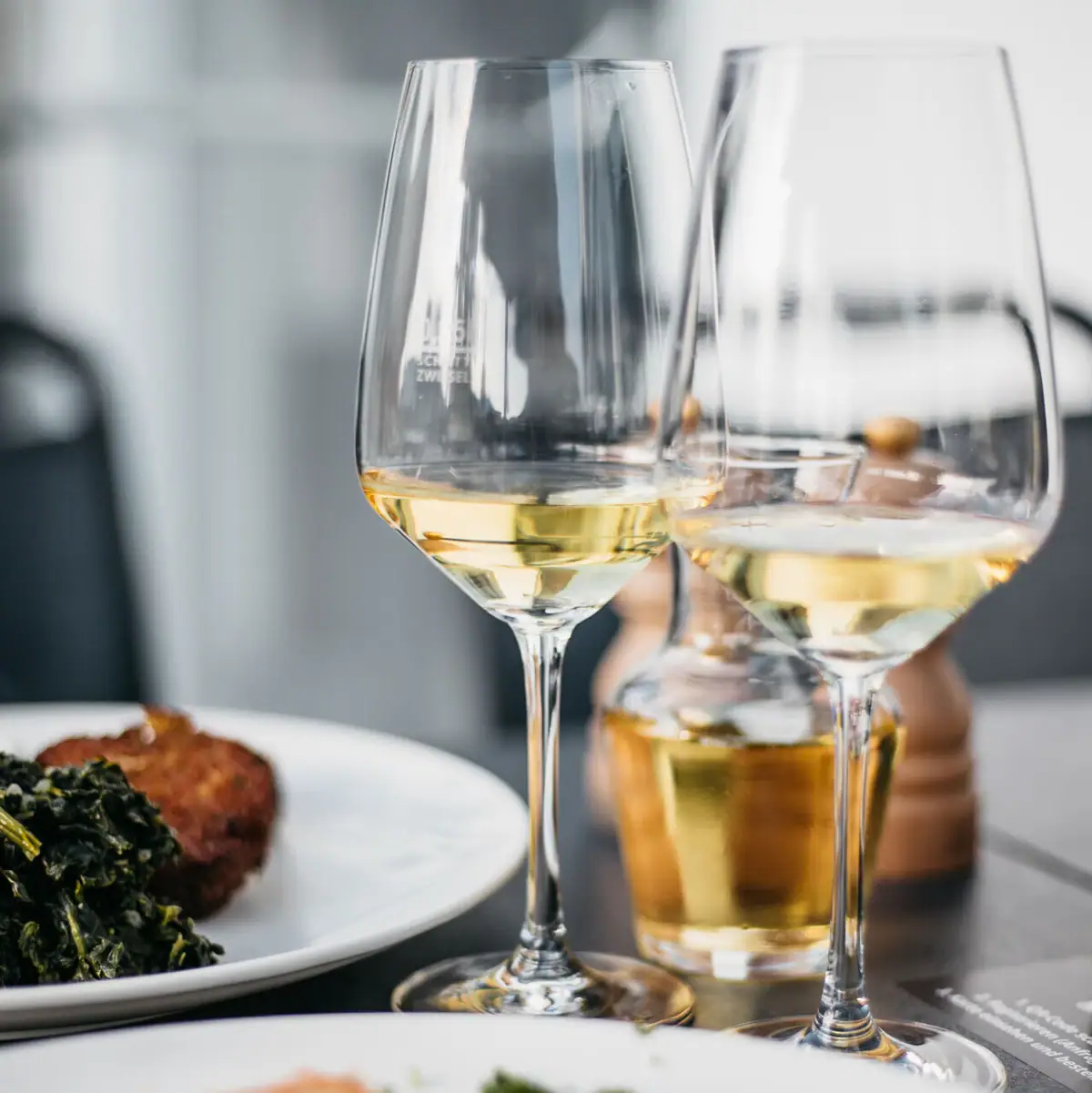 Een groep wijnglazen op een tafel.