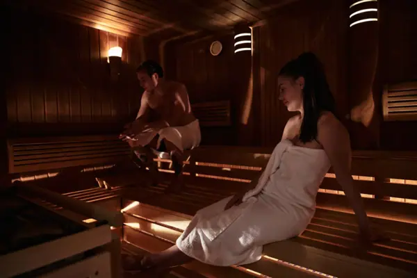 Een man en een vrouw in een sauna.