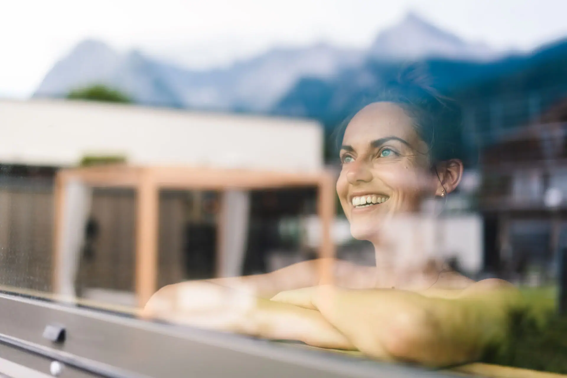 Finse sauna Een vrouw kijkt uit een raam.