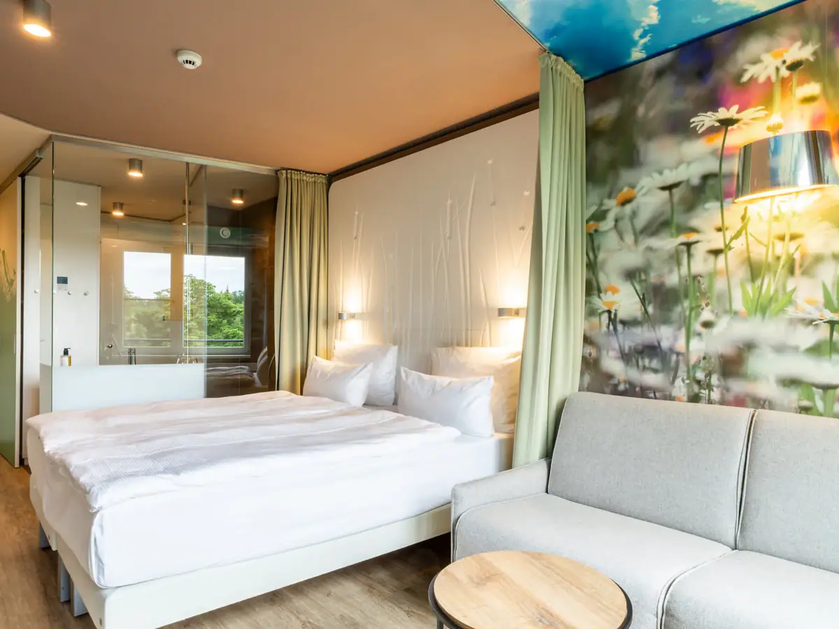 Kamer met een bed en een stoel.