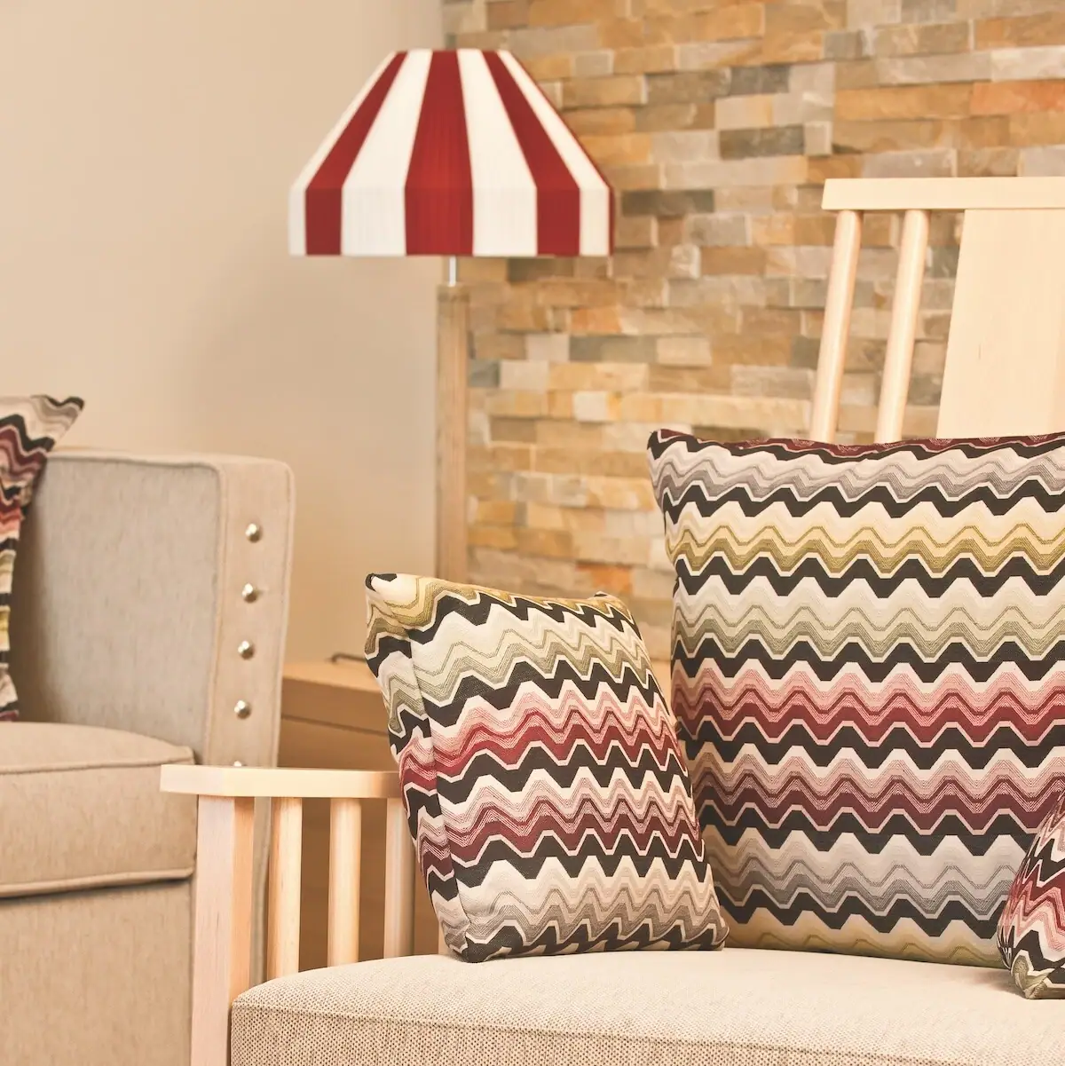 Bank met kleurrijke kussens