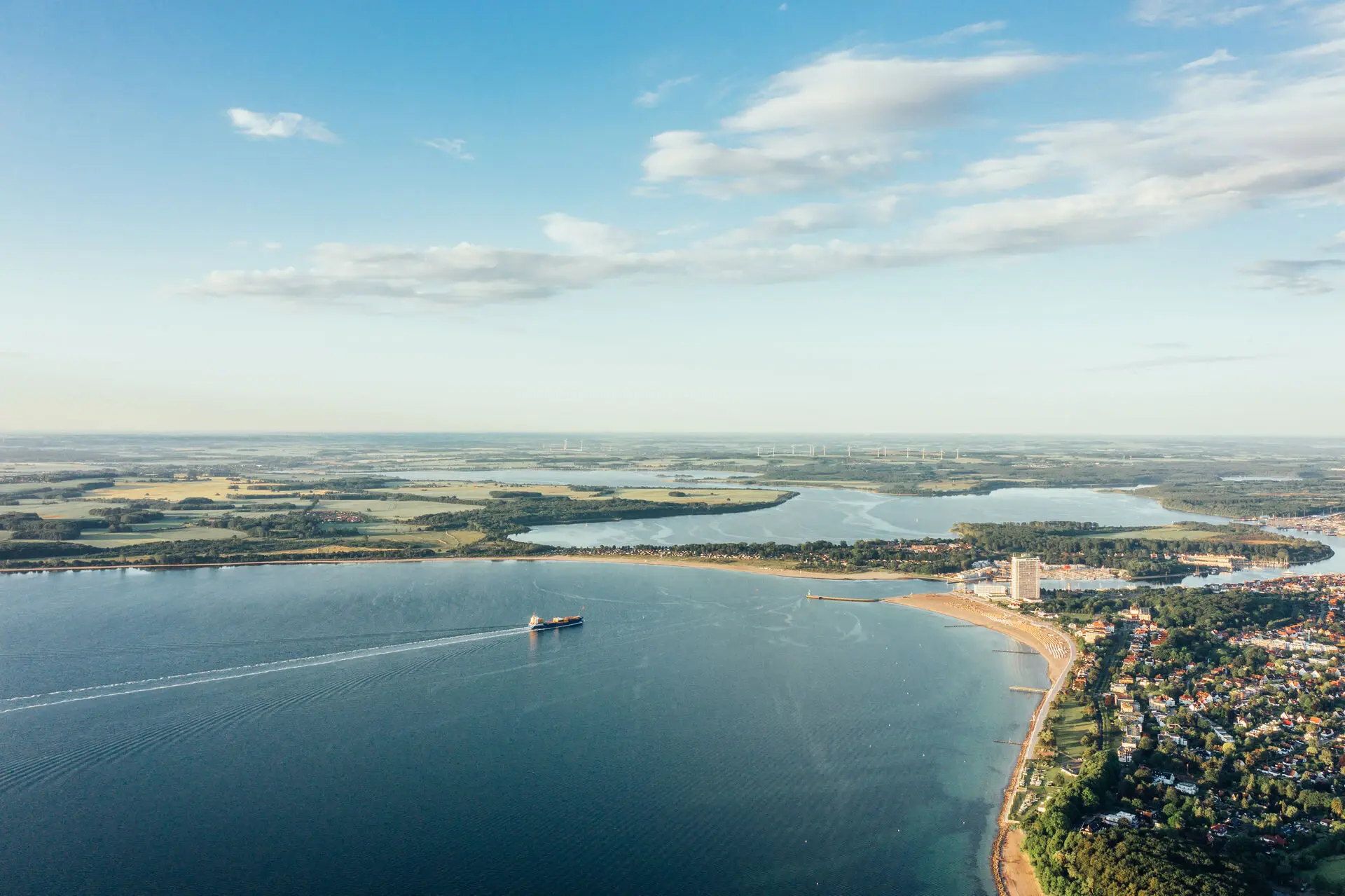Travemünde aan de oever van de Baltische Zee onder een bewolkte hemel.