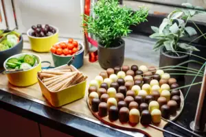 Buffet Een tafel met verschillende etenswaren.