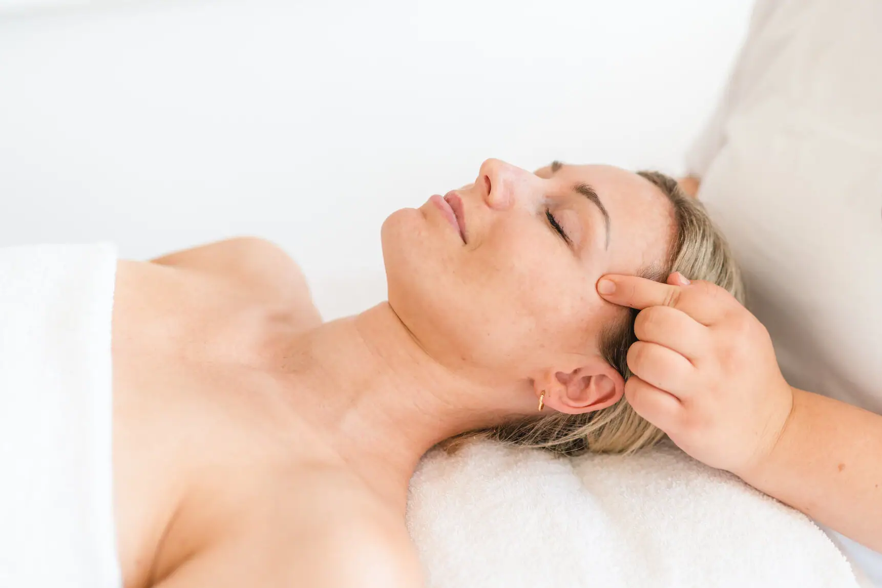 Toepassing in aja Grömitz Vrouw ligt op een massagetafel.