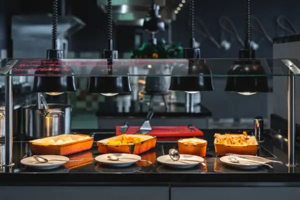 Een buffet met gietijzeren pannen gevuld met eten.