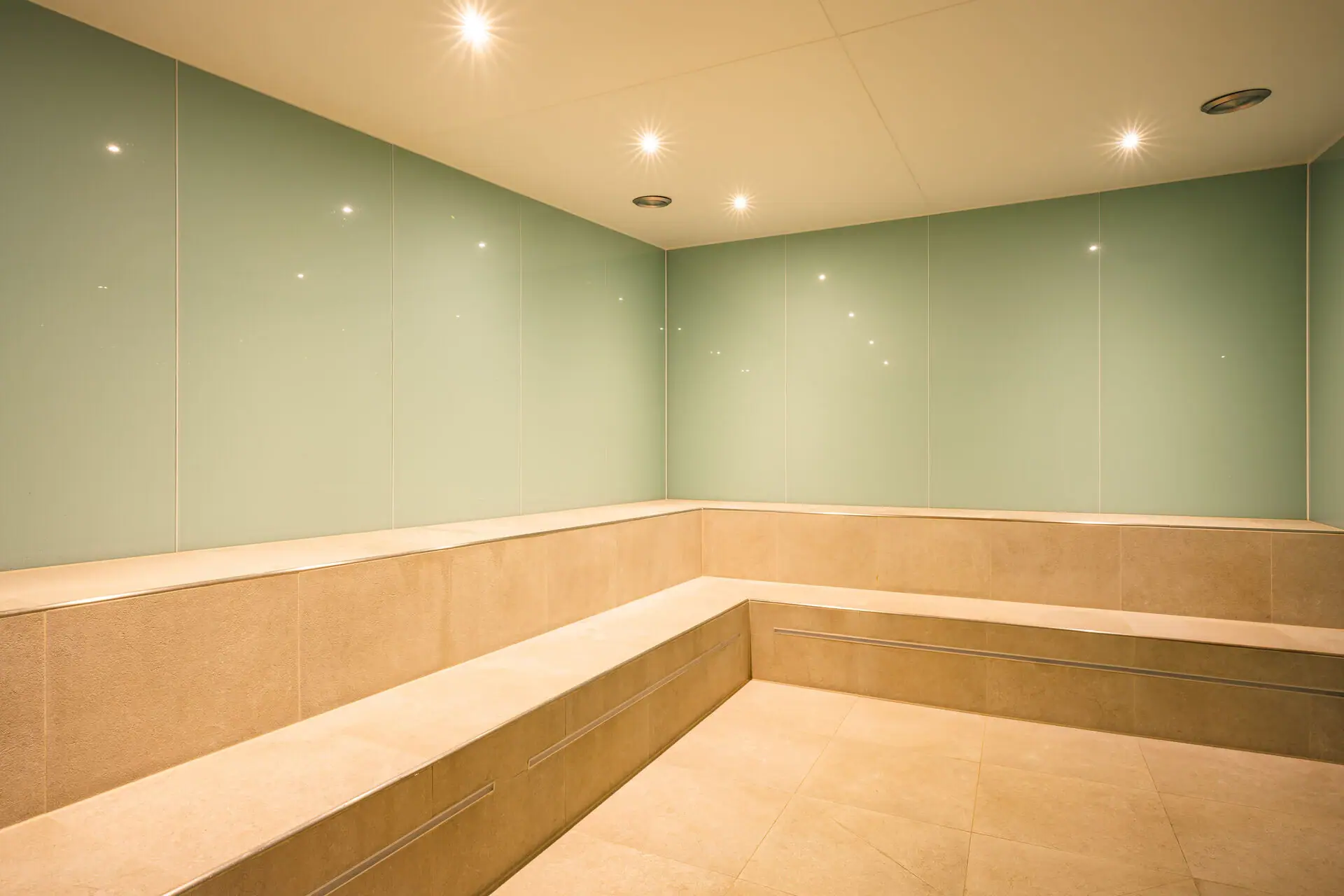 Een kamer met een bank en lichtarmaturen.