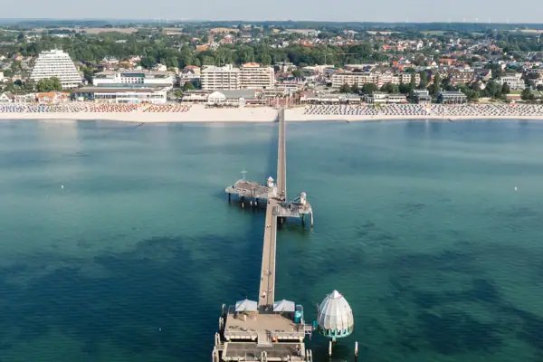 Ein langer Steg auf einem Gewässer.
