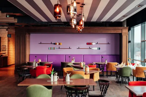 Een kamer met tafels en stoelen.