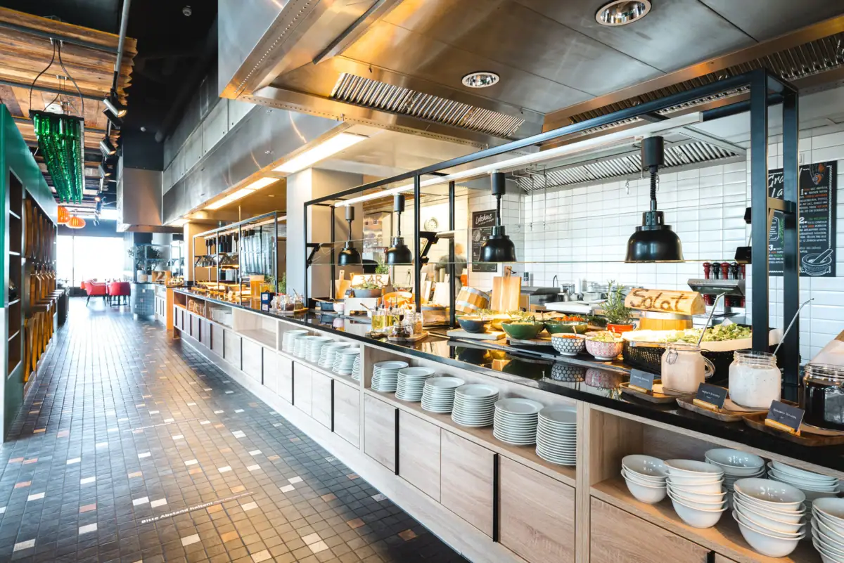 Diner bij de aja Warnemünde Buffet met borden en kommen op een werkblad.