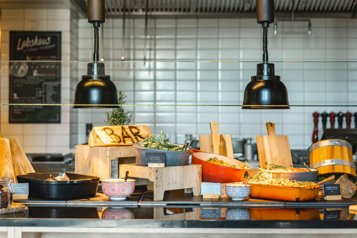 Restaurant bij aja Warnemünde Buffet met schalen vol warme gerechten.