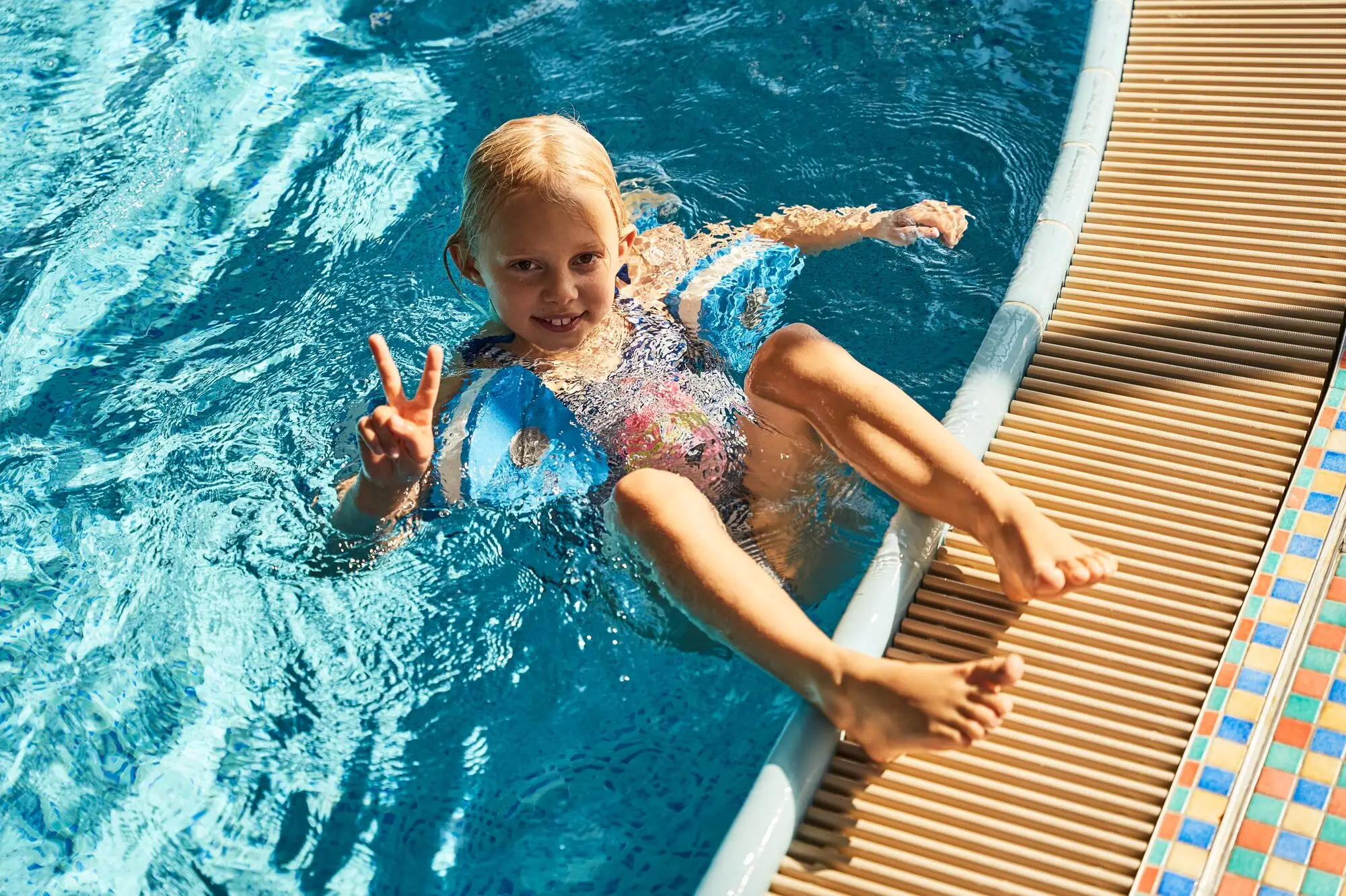 Meisjes in een zwembad.