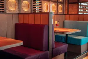 Een tafel en stoelen in een restaurant.