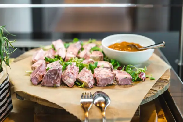 Eten op een bord met een kom saus