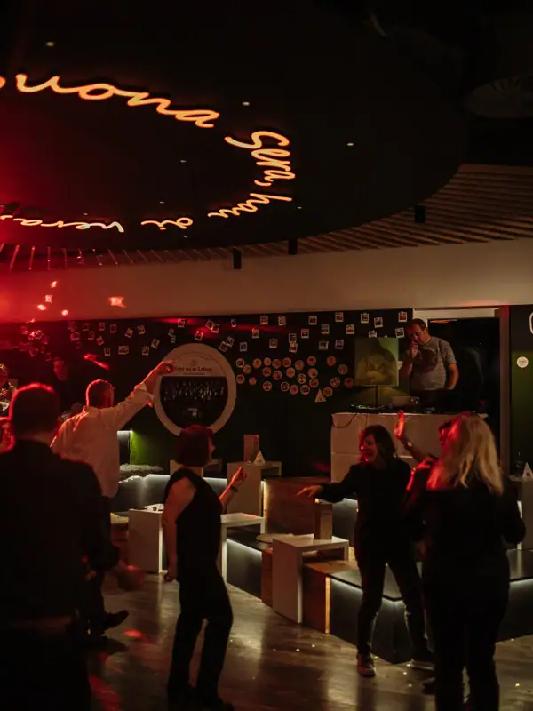 Een groep mensen danst in een kamer.