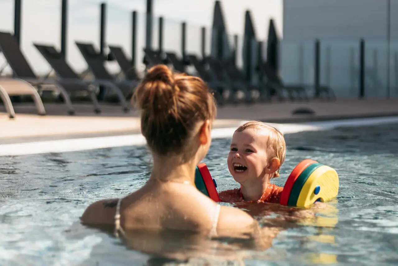 Een vrouw en een kind in het zwembad.