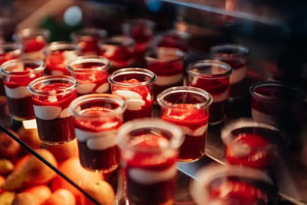 Een groep glazen met desserts.