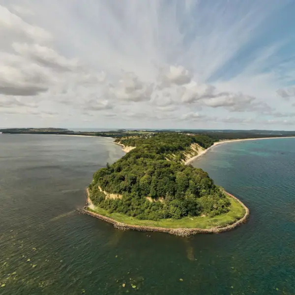 Een eiland omringd door water.