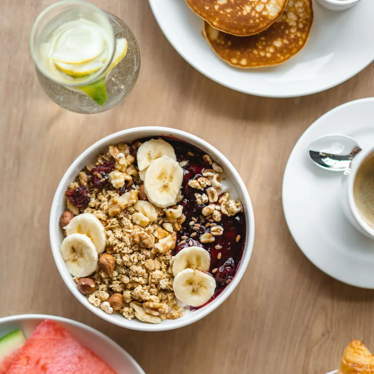 Een kom muesli en een kop koffie.