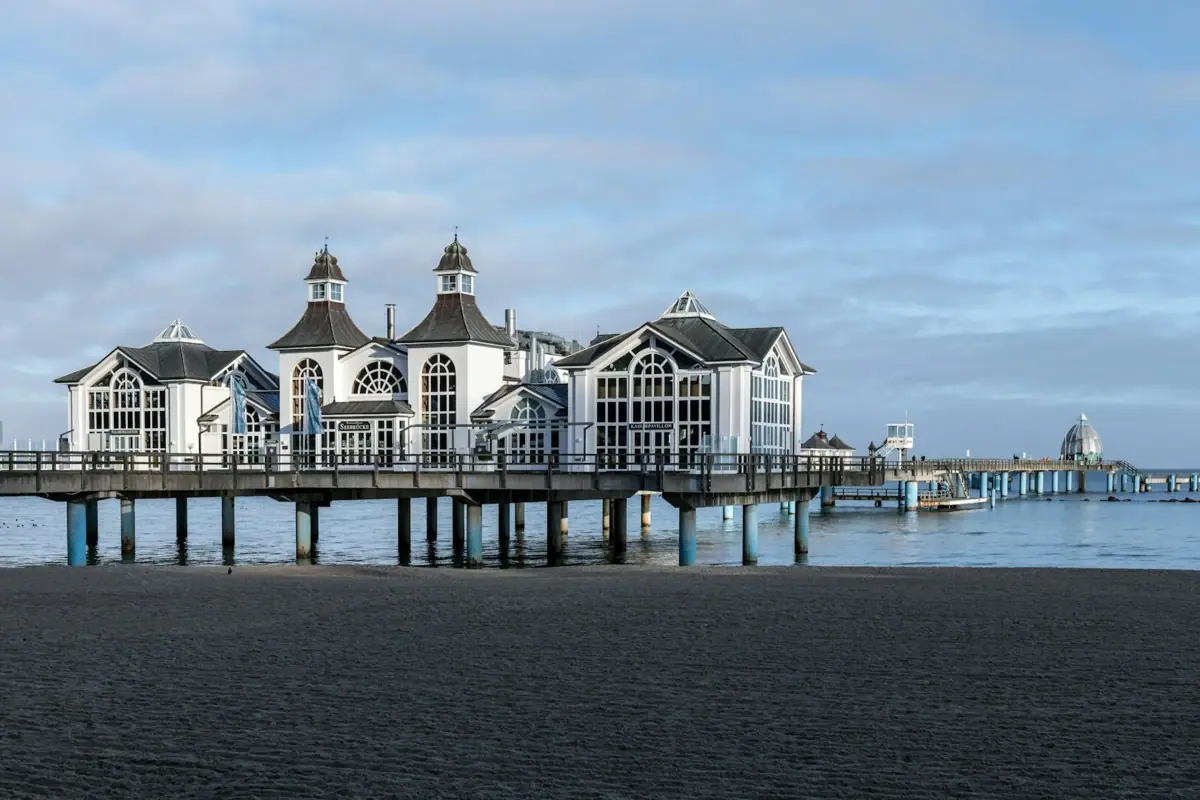 Een gebouw op een kade aan het water.