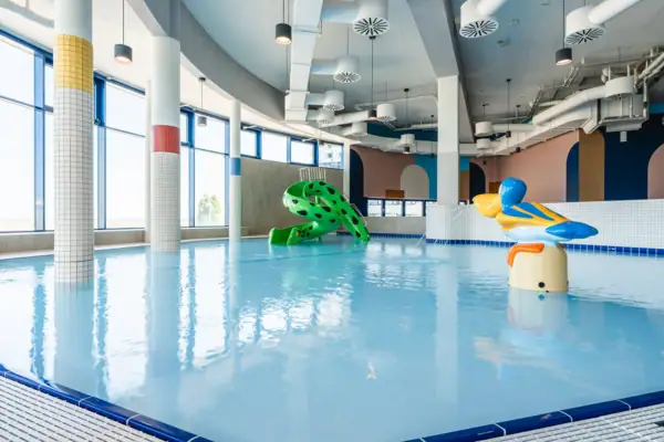 Kindergedeelte bij aja Warnemünde Een groot zwembad met glijbaan.