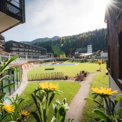 Grasveld met gebouwen en bomen op de achtergrond