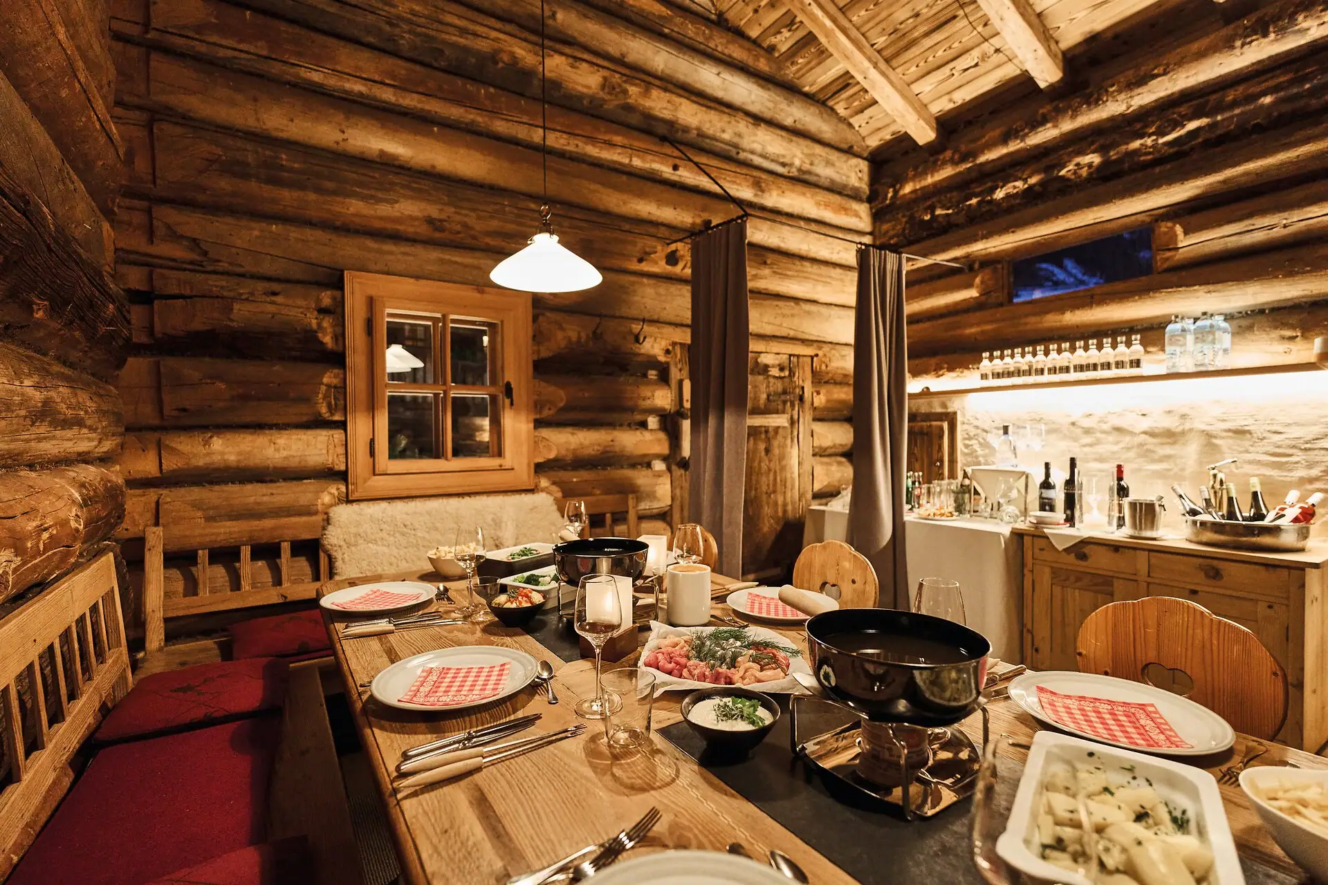 Mosmolen Een tafel met eten in een blokhut.