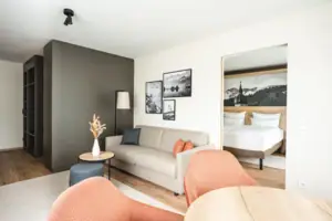 Suite bergzicht Een kamer met een bank en een bed.