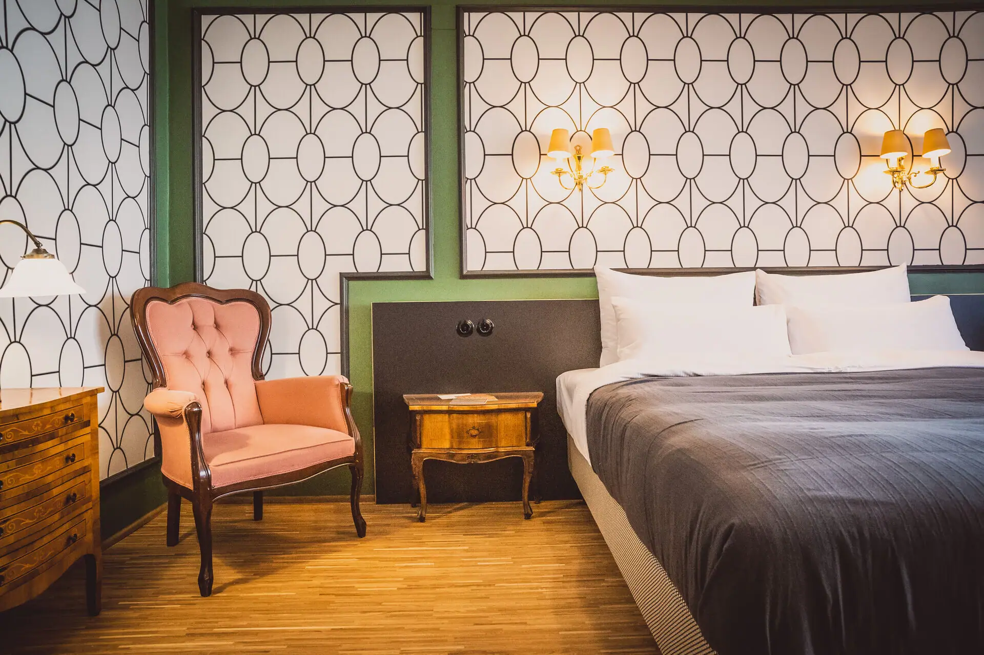 Een slaapkamer met een bed en een stoel.